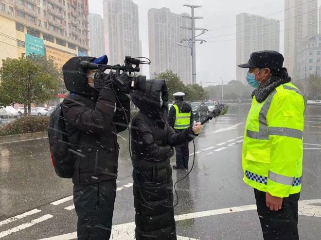 孝感市融媒體中心楊亞玲(風(fēng)雪中,采訪疫情期間重返一線的退休警察)_副本.jpg.jpg